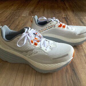 SAUCONY HURRICANE 24 MEN'S RUNNING SHOE SZ 8.5, WOMANS SZ 10, WHITE CLOUD